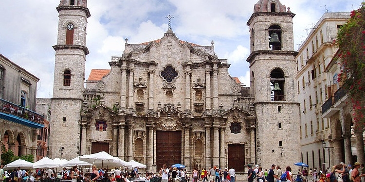 Borrell asegura que se mantiene el viaje de los Reyes a Cuba en noviembre