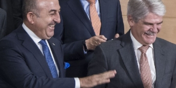 Dastis recibe en Madrid a su colega turco por primera vez desde la intentona golpista