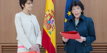 Celaá entrega la Gran Cruz de Alfonso X el Sabio a la comisaria europea de Asuntos Sociales