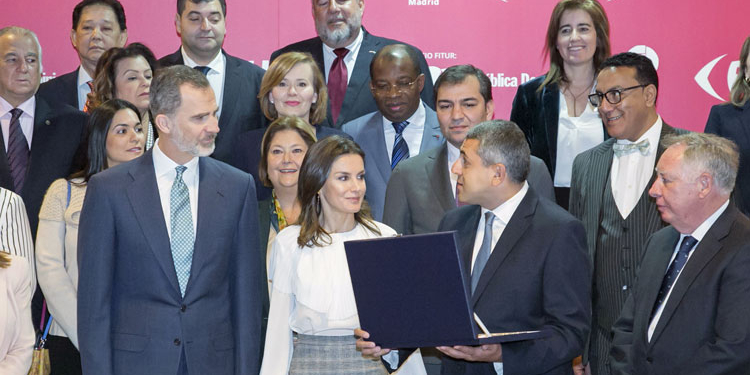 El secretario general de la OMT, Zurab Pololikashvili, con los reyes de España en Fitur 2020./ Foto: OMT