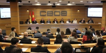 El embajador de China expone los sectores en que puede aumentar la colaboración con España