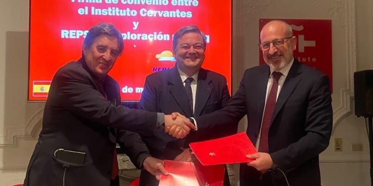 El Cervantes suscribe un convenio con Repsol para fomentar la enseñanza de español en Libia