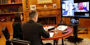 García Montero informa a los Reyes sobre el impacto del COVID-19 en el Cervantes