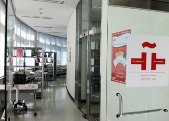 García Montero visita el edificio de la futura sede del Instituto Cervantes en Seúl