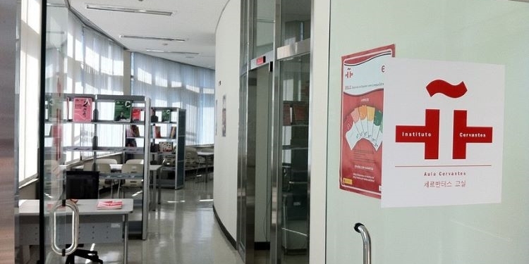 García Montero visita el edificio de la futura sede del Instituto Cervantes en Seúl