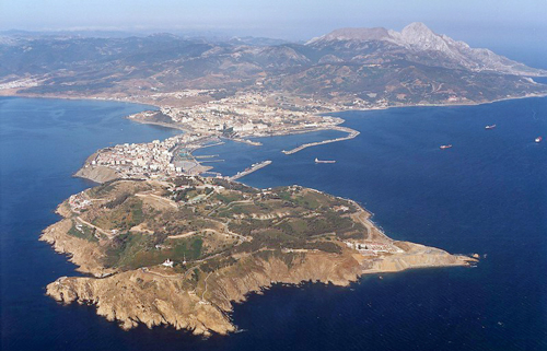 El Gobierno estudia mejorar los enlaces de Ceuta con Marruecos