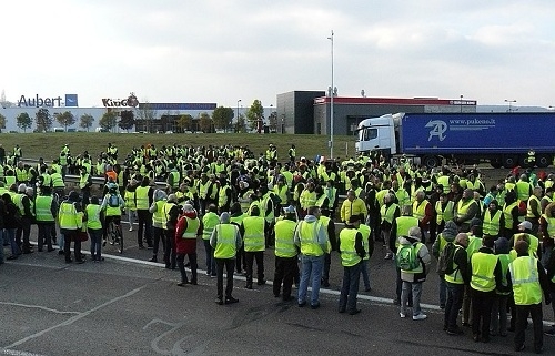 España protesta ante París y Bruselas por los cortes masivos de carreteras en Francia