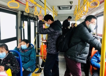 Exteriores aconseja precaución para viajar a China por el “considerable aumento” del COVID