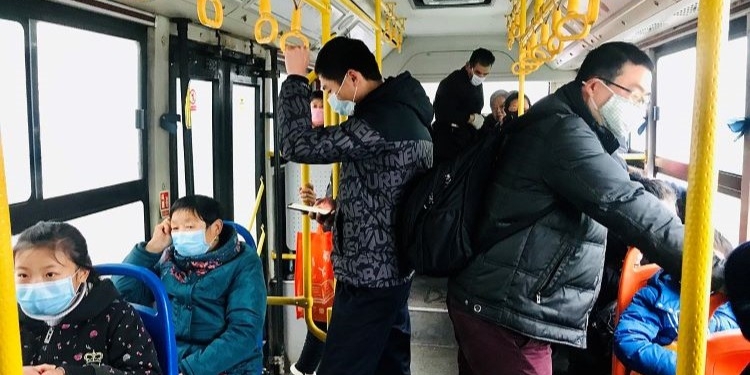 Exteriores aconseja precaución para viajar a China por el “considerable aumento” del COVID