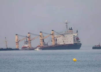 Salvamento Marítimo ayuda a Gibraltar tras el choque de dos buques en el puerto