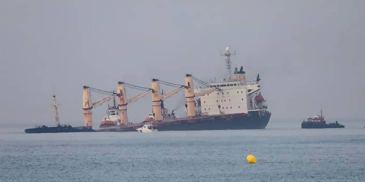 Salvamento Marítimo ayuda a Gibraltar tras el choque de dos buques en el puerto