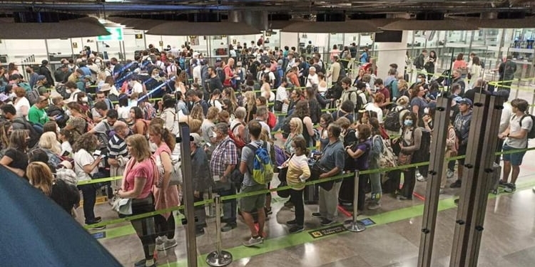 Choque entre el Gobierno y las aerolíneas por las colas en Barajas