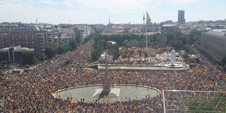 La derecha se echa a la calle para frenar los indultos de Sánchez a sus aliados independentistas