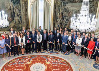 Los 46 negociadores españoles del Brexit, condecorados por Borrell