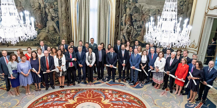 Los 46 negociadores españoles del Brexit, condecorados por Borrell