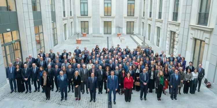 Sánchez defiende ante los embajadores la “diversidad territorial” de España frente a quienes quieren ilegalizar partidos