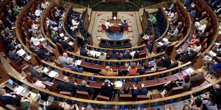 El Congreso condena la represión en Irán y pide más ayuda militar a Ucrania