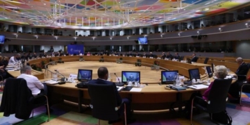 Orbán cede y los 27 llegan a un acuerdo para ayudar con 50.000 millones de euros a Ucrania