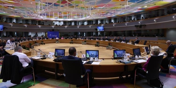 Orbán cede y los 27 llegan a un acuerdo para ayudar con 50.000 millones de euros a Ucrania