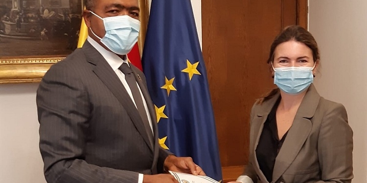 El nuevo embajador de Nigeria, Demola Seriki, entrega sus Copias de Estilo