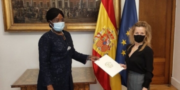 La nueva embajadora de Mozambique en España presenta sus Copias de Estilo