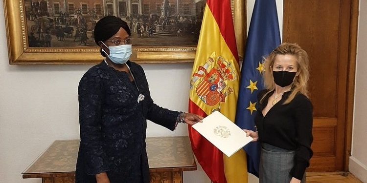 La nueva embajadora de Mozambique en España presenta sus Copias de Estilo
