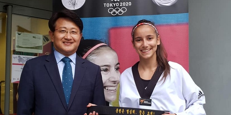 El simpático gesto del embajador coreano con la medallista española en Taekwondo
