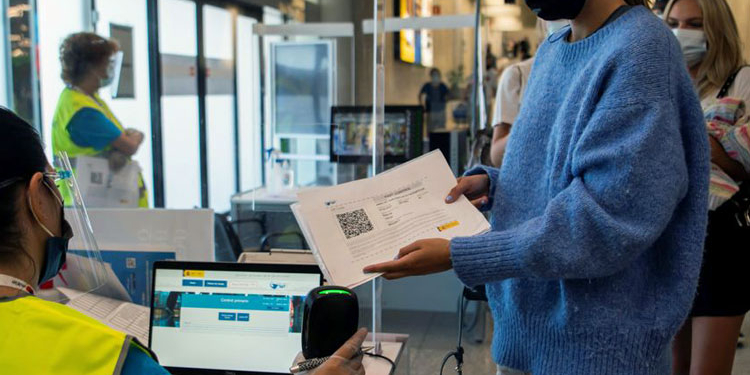 El 34 % de los destinos mantiene cierres parciales y el 36 % exige una prueba negativa de detección de la COVID-19 a la llegada.