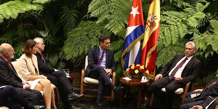 Borrell viaja a Cuba con la incógnita de si habrá o no visita de los Reyes