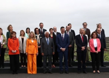 El PP pregunta por la ausencia de Albares en el Congreso el mismo día de la Cumbre Hispano-Lusa