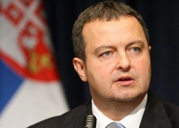 Dastis recibe a su homólogo serbio a su regreso de Rusia