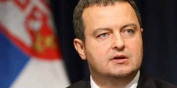 Dastis recibe a su homólogo serbio a su regreso de Rusia