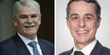 Dastis visita a su homólogo suizo con el trasfondo de Gabriel y Rovira