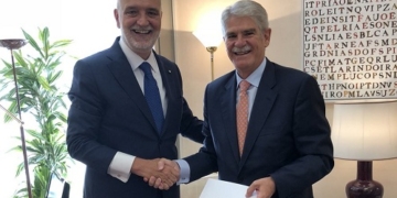 El Gobierno niega cualquier criterio político en la designación de embajadores