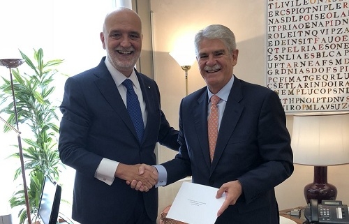 El Gobierno niega cualquier criterio político en la designación de embajadores