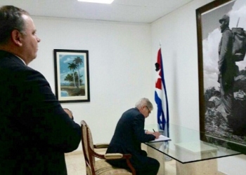 Dastis, Zapatero y Moratinos firman en el libro de condolencias por Fidel Castro