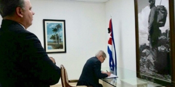 Dastis, Zapatero y Moratinos firman en el libro de condolencias por Fidel Castro