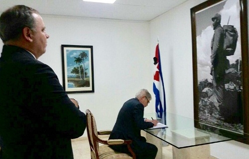 Dastis, Zapatero y Moratinos firman en el libro de condolencias por Fidel Castro