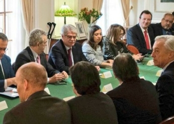 Dastis anima a invertir en Irán pese a los problemas de financiación