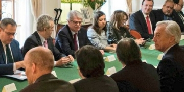 Dastis anima a invertir en Irán pese a los problemas de financiación