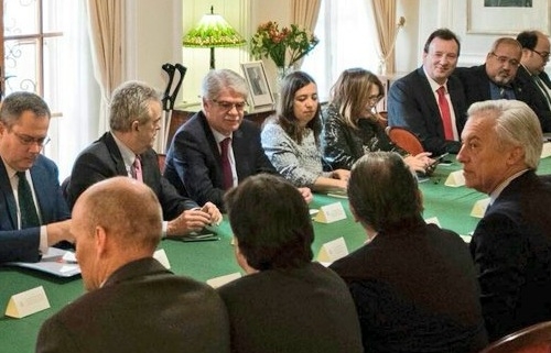 Dastis anima a invertir en Irán pese a los problemas de financiación