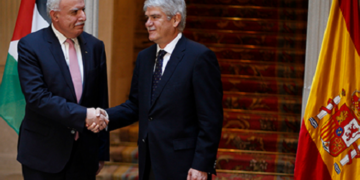 España invoca al «espíritu de Madrid» ante ministros y embajadores palestinos