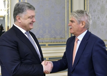 El PSOE pide que España aporte la experiencia de la Transición a Ucrania