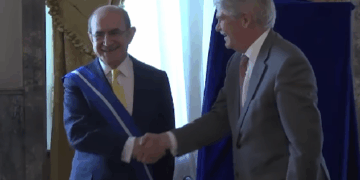 Dastis impone la Gran Cruz del Mérito Civil al presidente de Nueva Economía Fórum