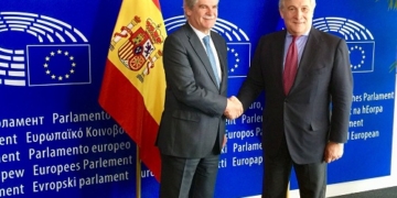 Los grupos de la Eurocámara rechazan la secesión catalana tras reunirse con Dastis