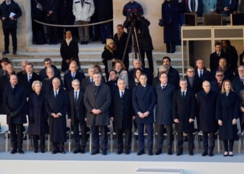 Albares defiende una “UE unida, fuerte y justa” con motivo del homenaje a Delors en París