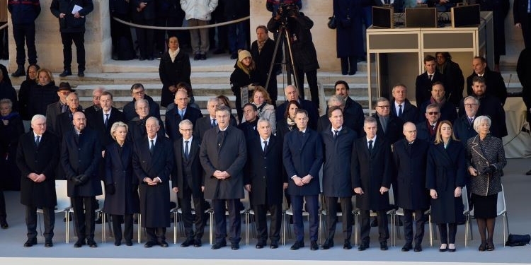 Albares defiende una “UE unida, fuerte y justa” con motivo del homenaje a Delors en París