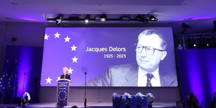 Sánchez asiste al homenaje a Delors en Bruselas en vísperas de una cumbre crucial para Ucrania