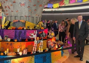 El embajador de México abre la instalación “Reencuentros” con motivo del Día de Muertos