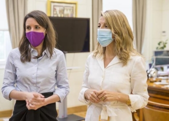 Las ministras de Podemos Díaz y Montero se suman al viaje del Rey a Chile